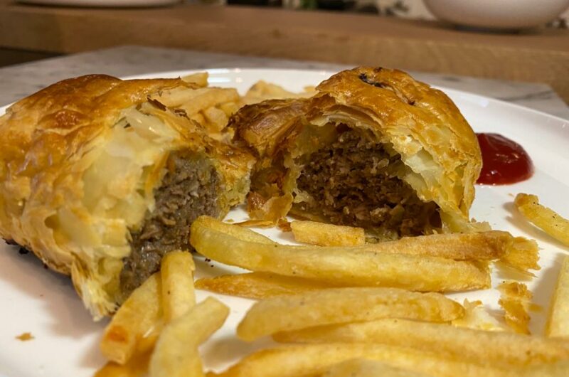 Tuisgemaakte sausage roll